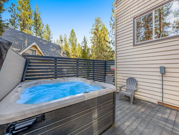 Modern 2 Bedroom Home Pet Friendly with Spa