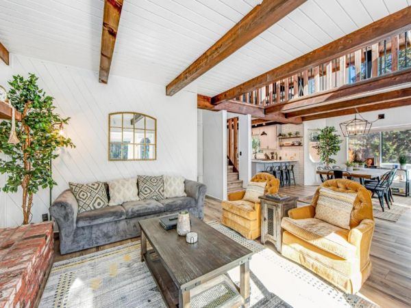 Modern 2 Bedroom Home Pet Friendly with Spa