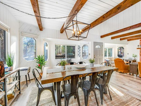 Modern 2 Bedroom Home Pet Friendly with Spa