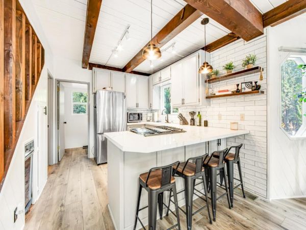 Modern 2 Bedroom Home Pet Friendly with Spa