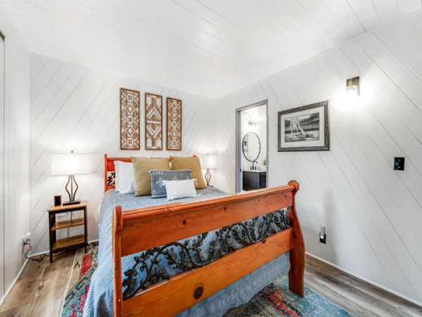 Modern 2 Bedroom Home Pet Friendly with Spa