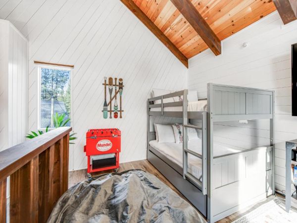 Modern 2 Bedroom Home Pet Friendly with Spa