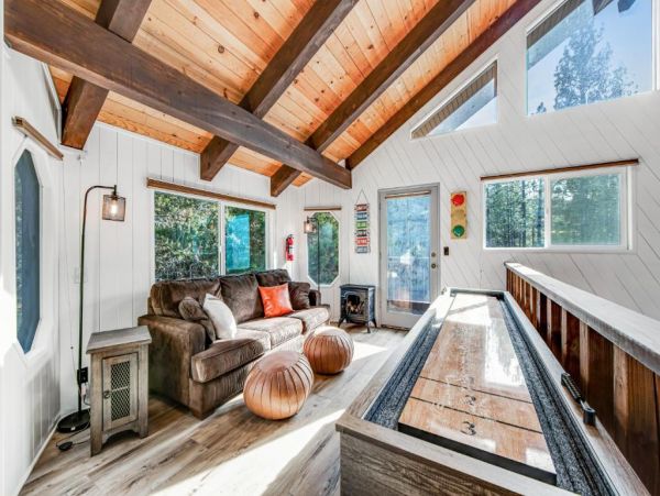 Modern 2 Bedroom Home Pet Friendly with Spa