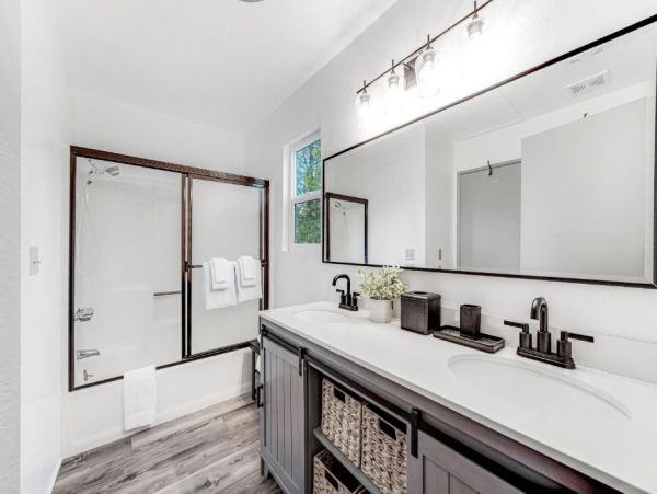 Modern 2 Bedroom Home Pet Friendly with Spa