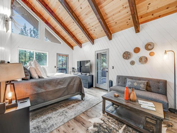 Modern 2 Bedroom Home Pet Friendly with Spa