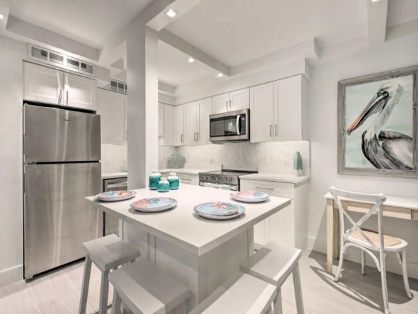 Beautiful Naples Vacation Condo Walk to Beach with Pool