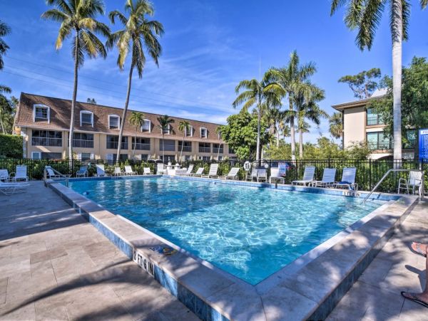 Beautiful Naples Vacation Condo Walk to Beach with Pool