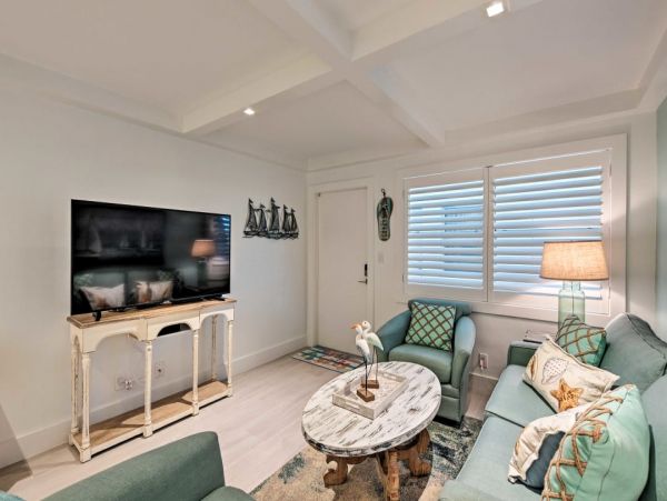 Beautiful Naples Vacation Condo Walk to Beach with Pool