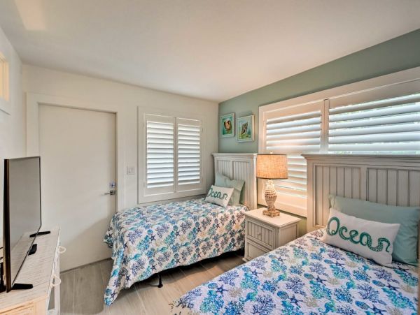 Beautiful Naples Vacation Condo Walk to Beach with Pool