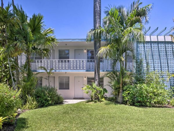 Beautiful Naples Vacation Condo Walk to Beach with Pool