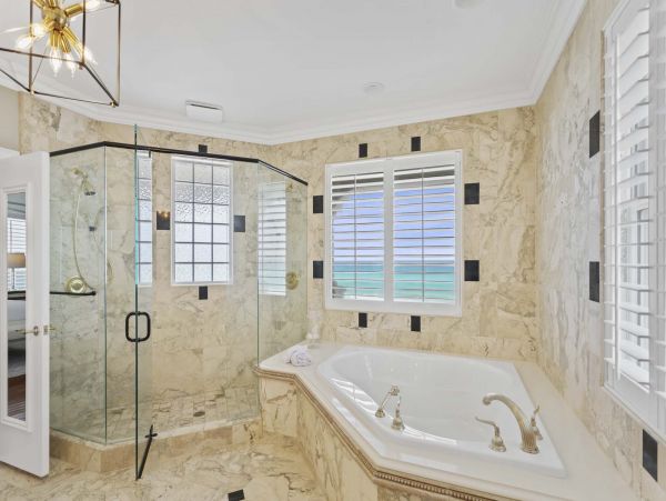 Beautiful Destin Vacation Home Located on Beach