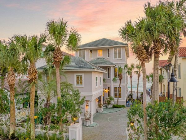 Beautiful Destin Vacation Home Located on Beach