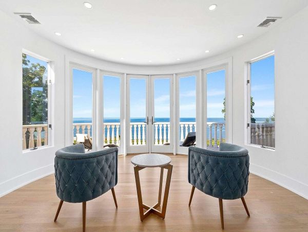 Eleven Bedroom Luxury Beachfront Rental Home in Long Island