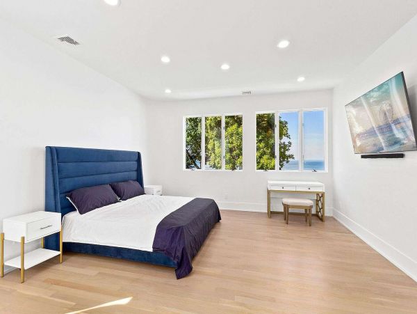 Eleven Bedroom Luxury Beachfront Rental Home in Long Island