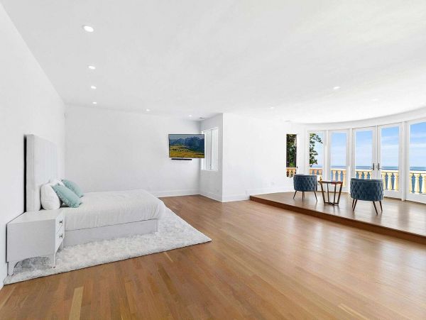 Eleven Bedroom Luxury Beachfront Rental Home in Long Island
