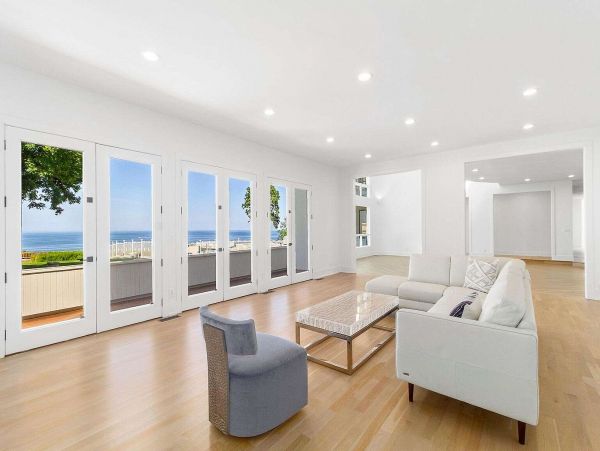 Eleven Bedroom Luxury Beachfront Rental Home in Long Island