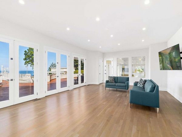 Eleven Bedroom Luxury Beachfront Rental Home in Long Island