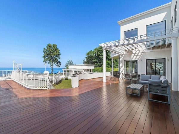 Eleven Bedroom Luxury Beachfront Rental Home in Long Island