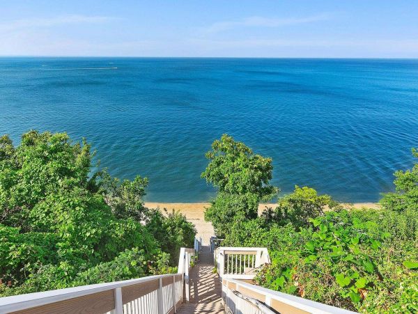 Eleven Bedroom Luxury Beachfront Rental Home in Long Island