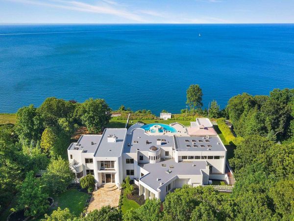 Eleven Bedroom Luxury Beachfront Rental Home in Long Island