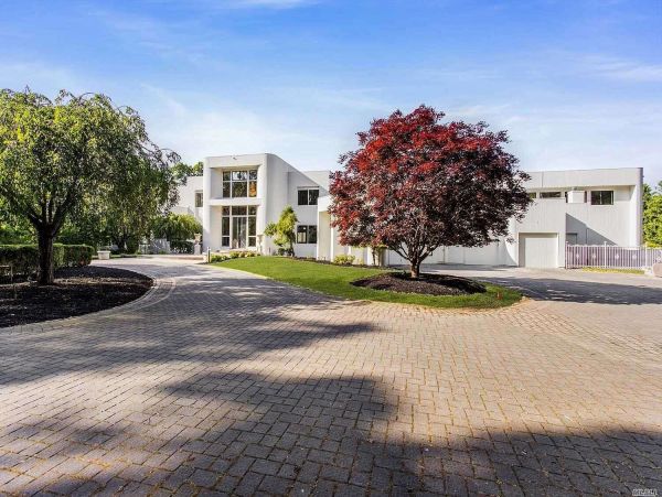 Eleven Bedroom Luxury Beachfront Rental Home in Long Island