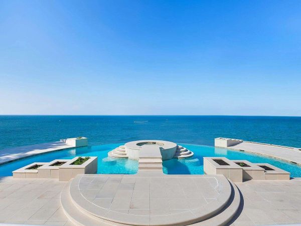 Eleven Bedroom Luxury Beachfront Rental Home in Long Island