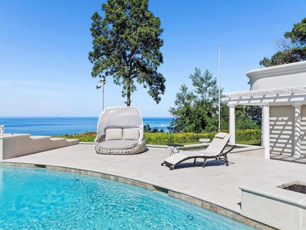 Eleven Bedroom Luxury Beachfront Rental Home in Long Island