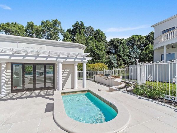 Eleven Bedroom Luxury Beachfront Rental Home in Long Island