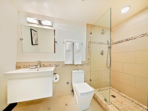 Luxury La Jolla Six Bedroom Home with Pool & Spa Sleeps 12