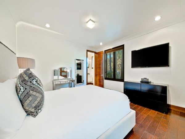 Luxury La Jolla Six Bedroom Home with Pool & Spa Sleeps 12