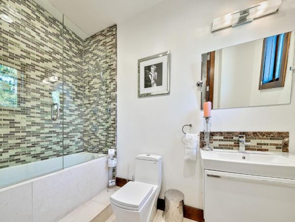 Luxury La Jolla Six Bedroom Home with Pool & Spa Sleeps 12