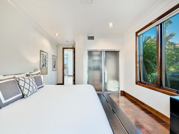 Luxury La Jolla Six Bedroom Home with Pool & Spa Sleeps 12