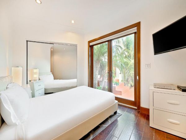 Luxury La Jolla Six Bedroom Home with Pool & Spa Sleeps 12