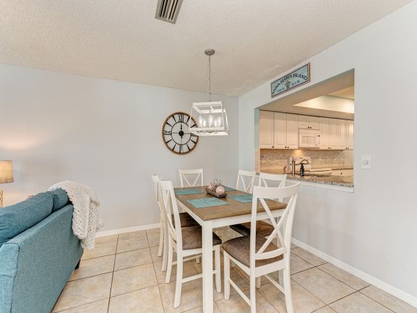 First Floor 2 Bedroom Condo in Bradenton Beach Sleeps 6