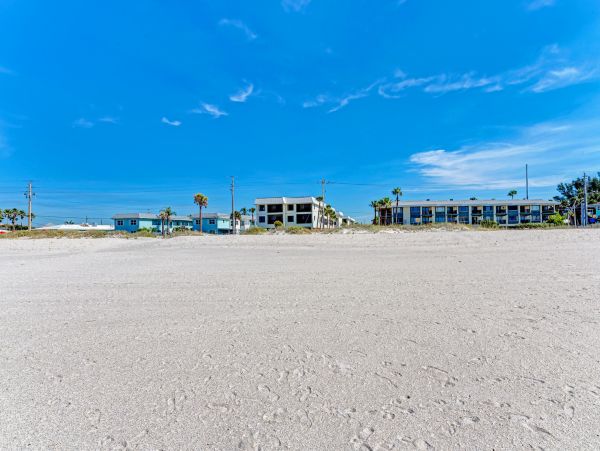 First Floor 2 Bedroom Condo in Bradenton Beach Sleeps 6