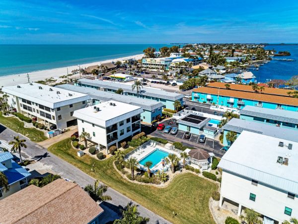 First Floor 2 Bedroom Condo in Bradenton Beach Sleeps 6