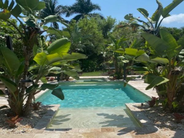 Naples 3 Bedroom Home with Pool Sleeps 6 Walk To Beach