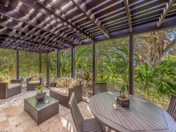 Naples 3 Bedroom Home with Pool Sleeps 6 Walk To Beach