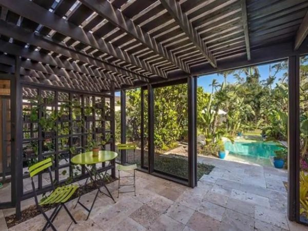 Naples 3 Bedroom Home with Pool Sleeps 6 Walk To Beach