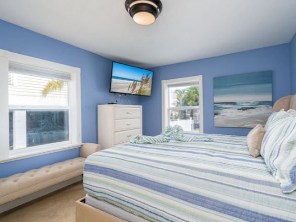 Fort Myers Triplex 6 Bedroom Rental with Pool Walk to Beach
