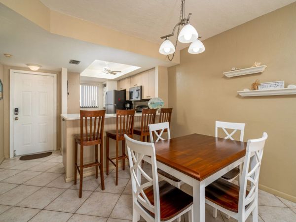 Beachfront Two Bedroom Vacation Condo in Fort Myers