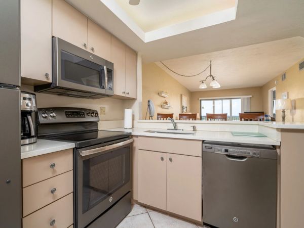Beachfront Two Bedroom Vacation Condo in Fort Myers