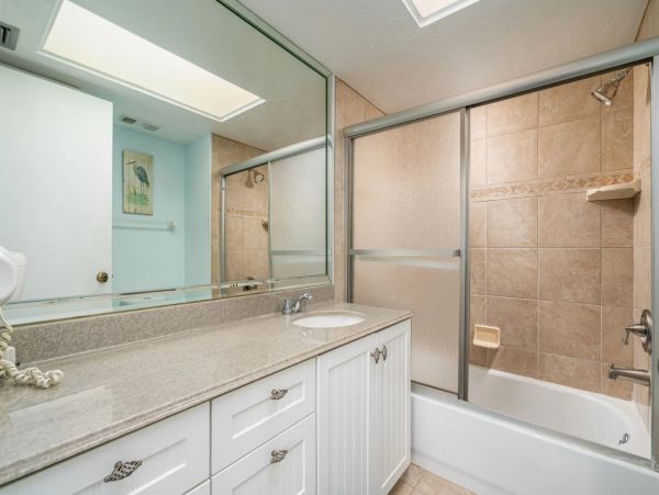 Beachfront Two Bedroom Vacation Condo in Fort Myers
