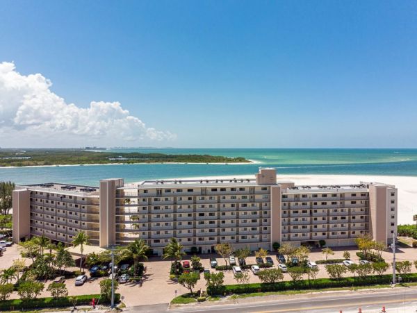 Beachfront Two Bedroom Vacation Condo in Fort Myers