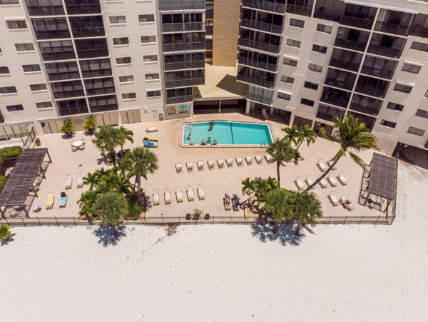 Beachfront Two Bedroom Vacation Condo in Fort Myers