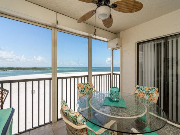 Beachfront Two Bedroom Vacation Condo in Fort Myers