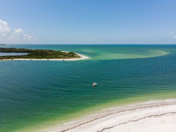 Beachfront Two Bedroom Vacation Condo in Fort Myers