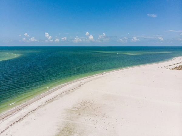 Beachfront Two Bedroom Vacation Condo in Fort Myers