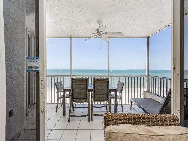 Fort Myers 2 Bedroom Condo with Ocean Views & Balcony