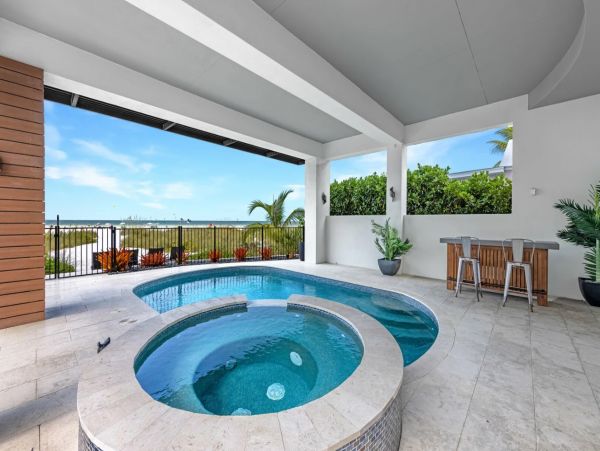Luxury Four Bedroom Beachfront Vacation Home in Fort Myers